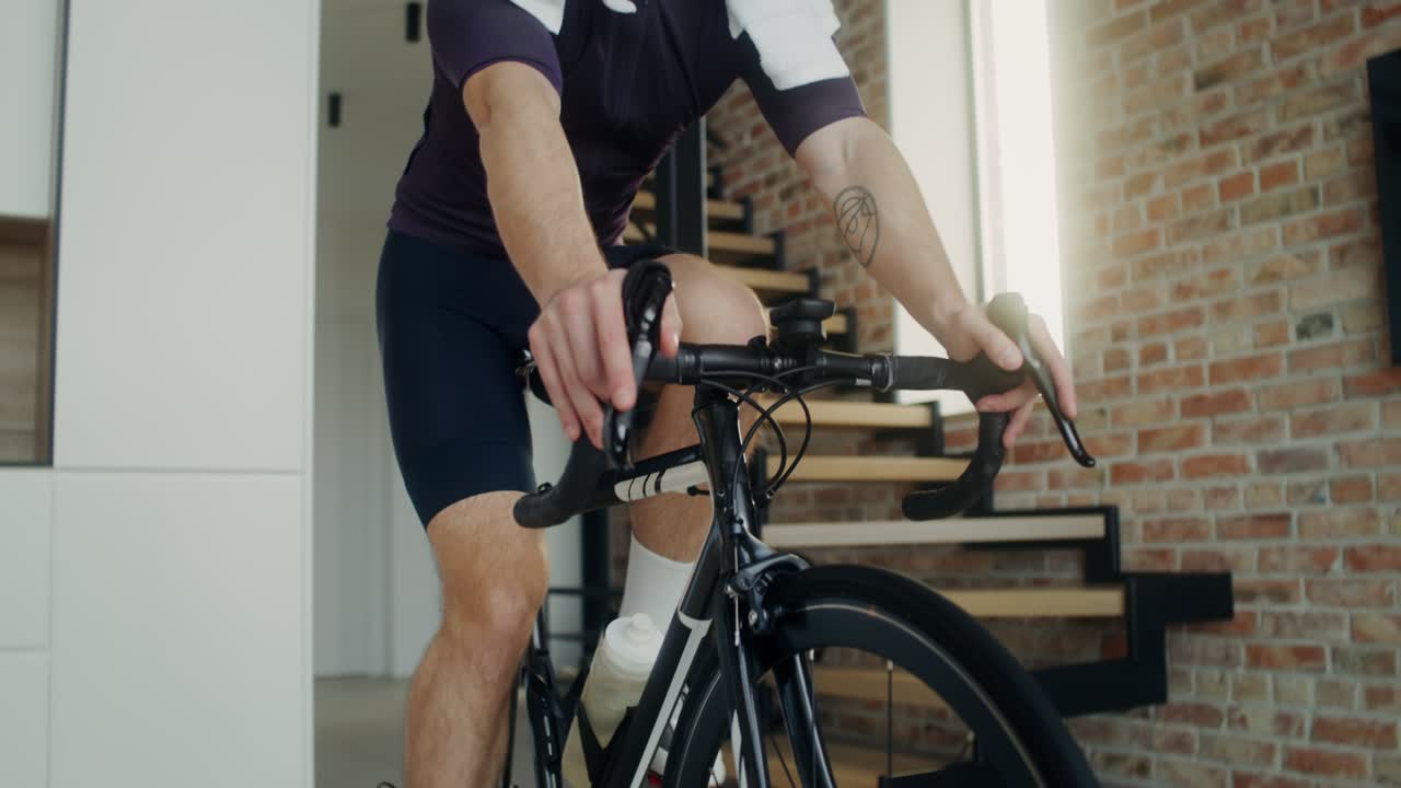 남자 실내 자전거 운동