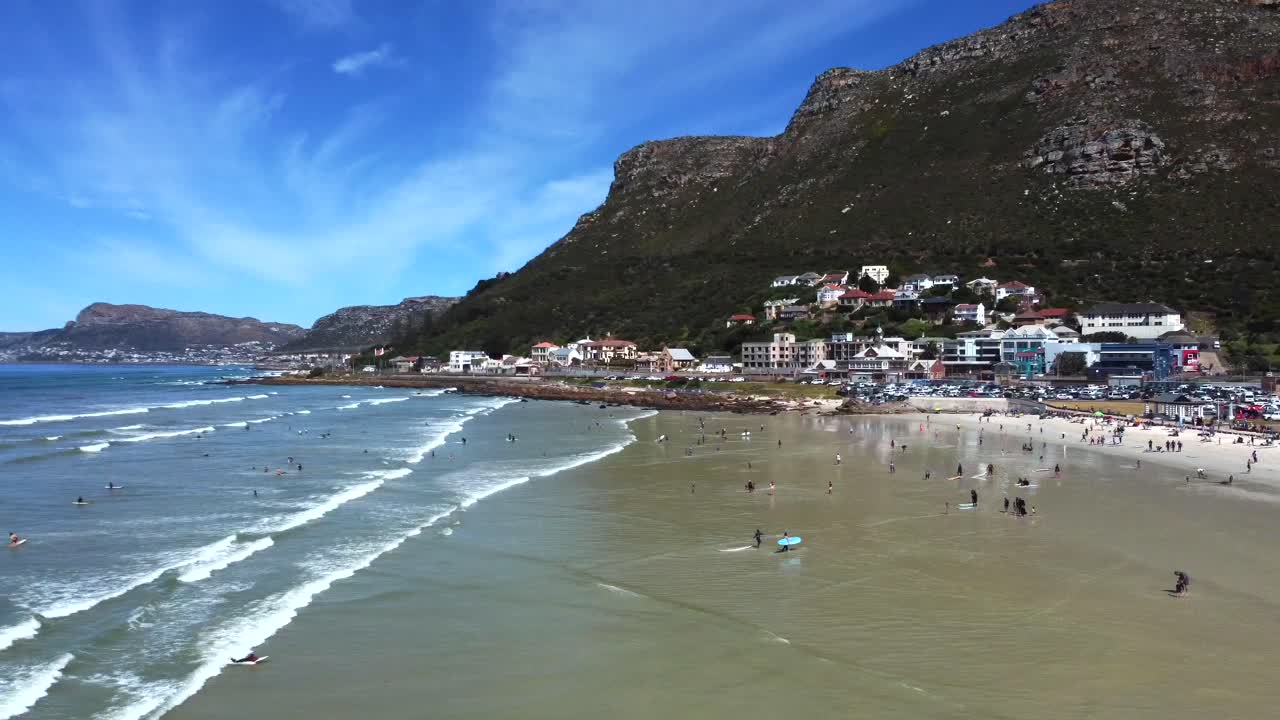 muizenberg 해변, 케이프 타운에서 서퍼의 측면 드론 샷 - 물에 서퍼의 도슨트
