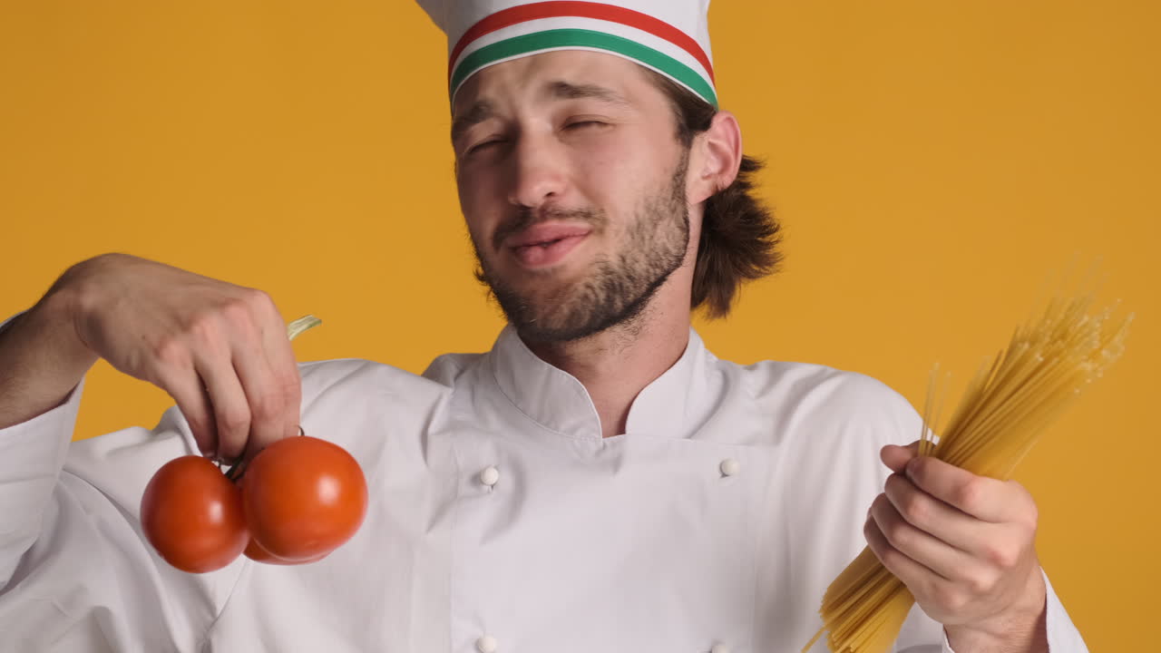 노란색 배경에 카메라 앞에 있는 백인 남자.