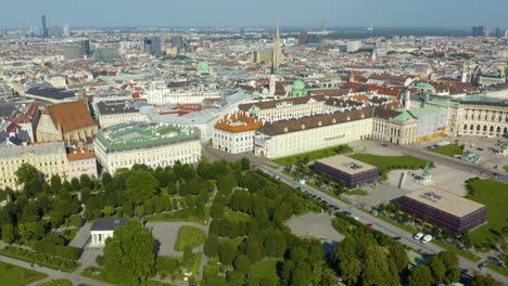 hermoso vuelo de drones sobre volksgarten de viena a la catedral de san esteban en la capital de austria