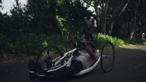 ciclismo a mano en el parque