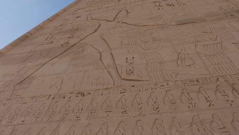 Verziertes-Wandrelief-Am-Tempel-Von-Ramses-II.,-Das-Zeigt,-Wie-Ramses-III.-Seine-Feinde-Vor-Amun-Gefangen-Nimmt