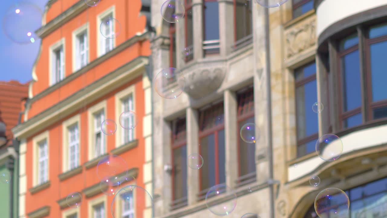 4k 느린 동작 60fps에서 공중에 떠다니는 비누 거품