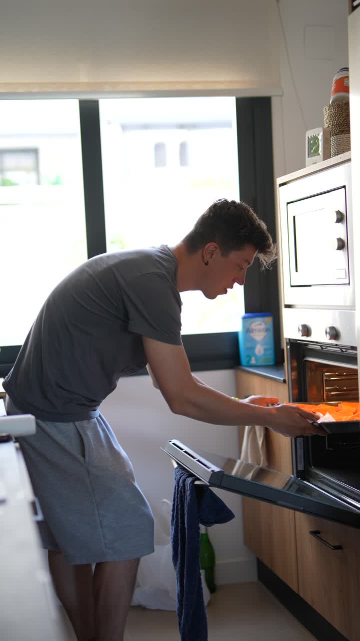 persona che prende il cibo dal forno