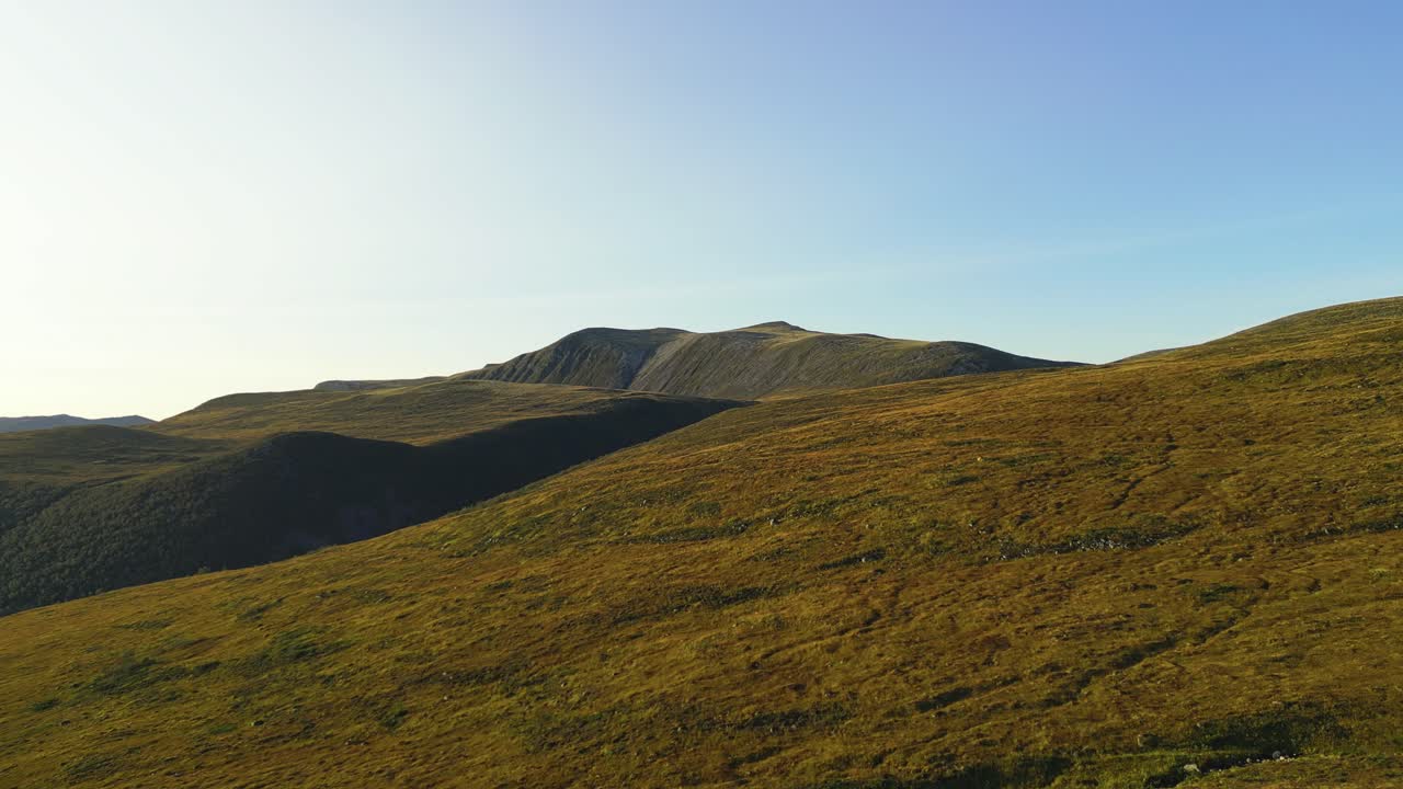 노르웨이 바닐벤 지방 자치구 시프데 근처의 언덕 위에서 낮게 움직이는 항공기