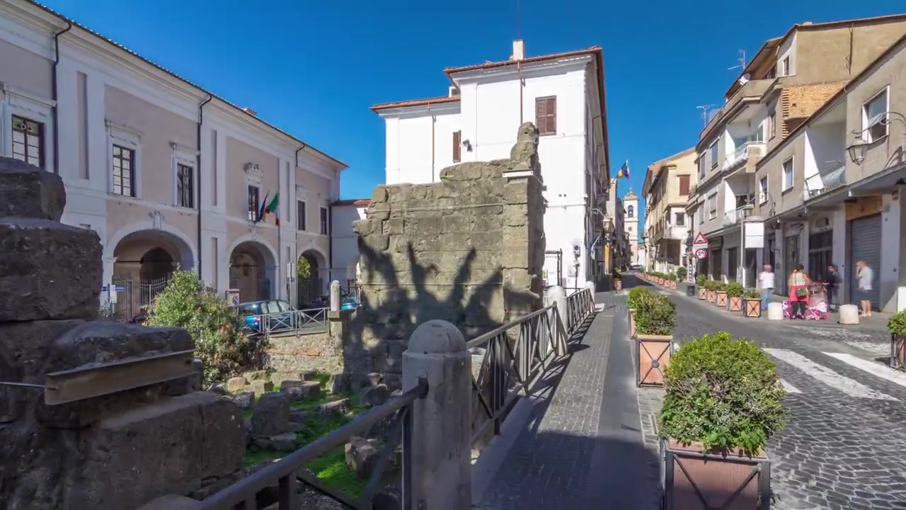 Scopri il fascino medievale di Albano Laziale: Timelapse Hyperlapse di una tipica strada stretta. Passeggiata lungo la via principale, immersi nella storia e circondati da incantevoli attrazioni turistiche in Italia.