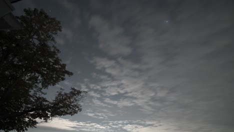 Wolken-Bedecken-Orion-Und-Peleiden-Am-Nachthimmel,-Zeitraffer