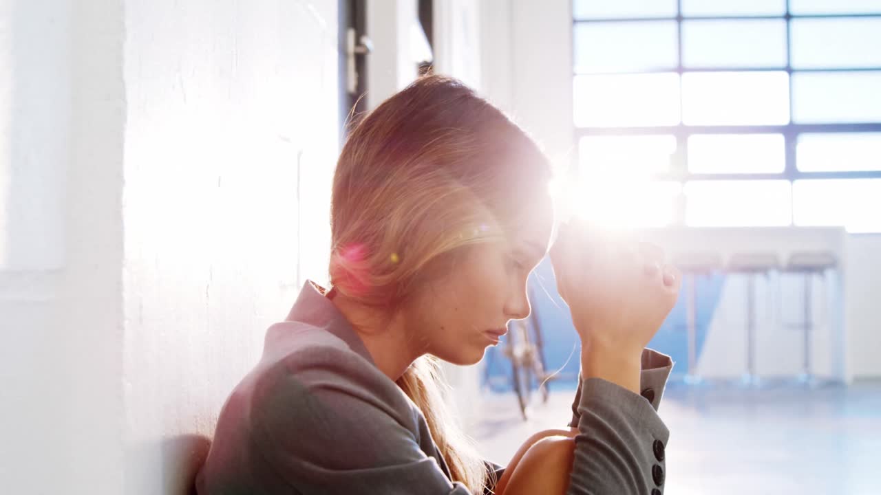 사무실 복도 에 앉아 있는 피곤 한 사업가