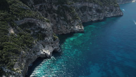 Video-Aéreo-De-Drones-De-La-Costa-Del-Paraíso-Tropical-En-El-Mediterráneo,-Cerdeña,-Costa-Azzurra