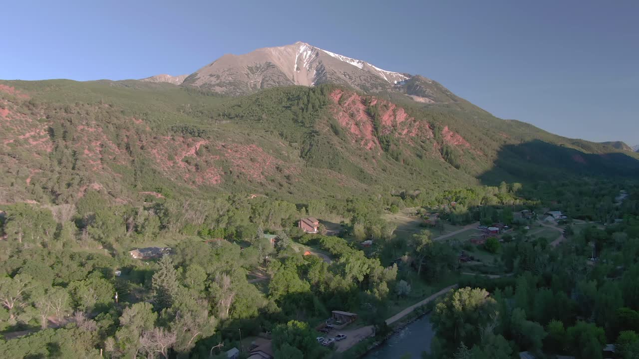 carbondale colorado의 mount sopris를 나타내기 위해 공중보기가 위로 이동합니다.