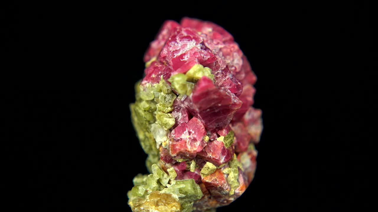 검은색 배경 앞에 미네랄 (스피넬 디오프시드) 을 원활하게 회전시니다.