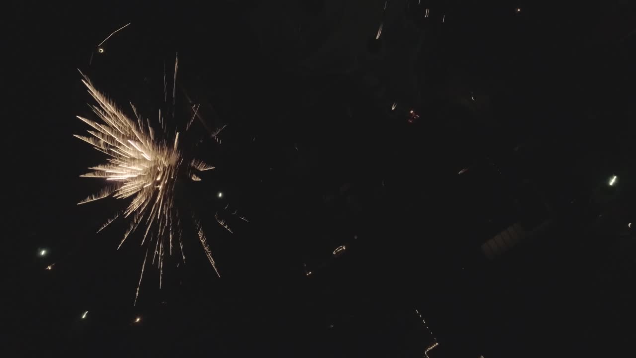 Ripresa stabile che guarda i fuochi d'artificio di Capodanno