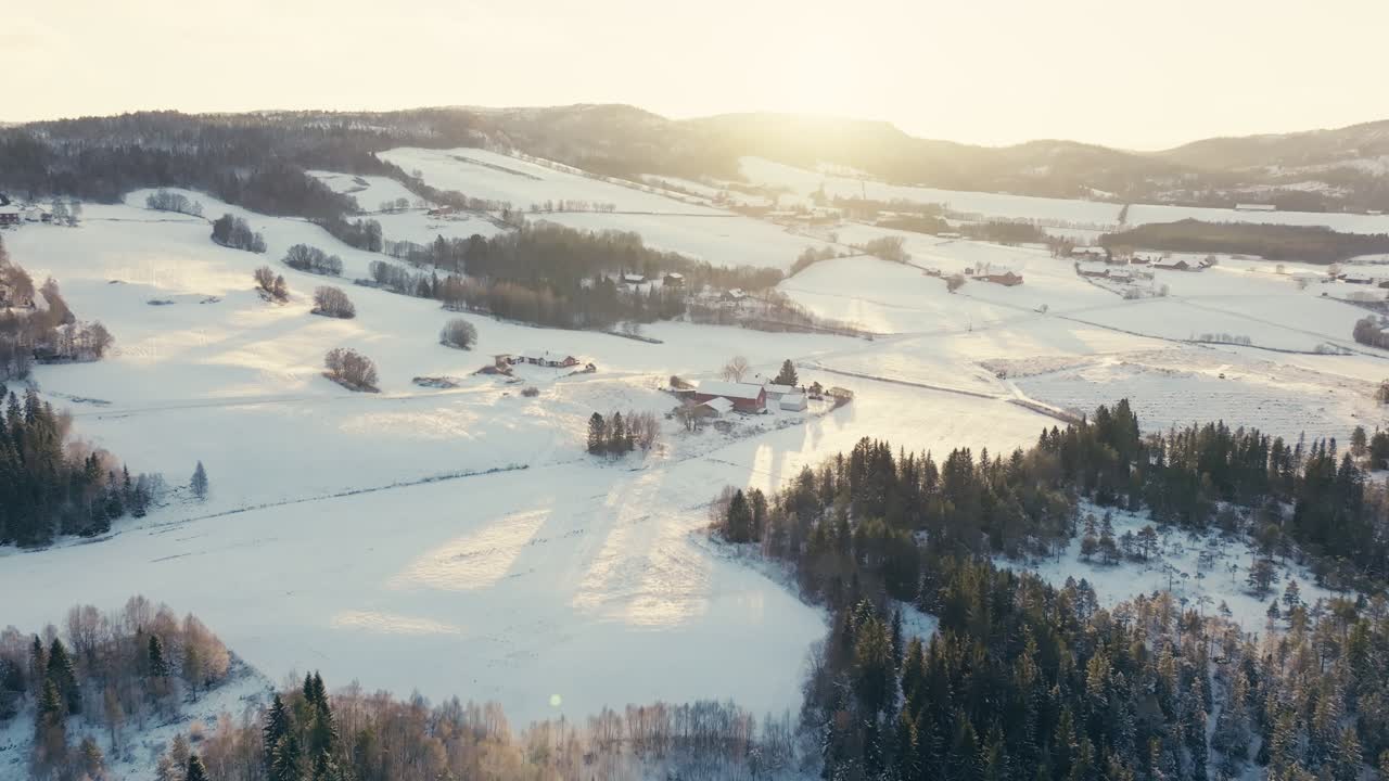 el sol brillante de la mañana brilla sobre el paisaje nevado y el pueblo noruego en invierno