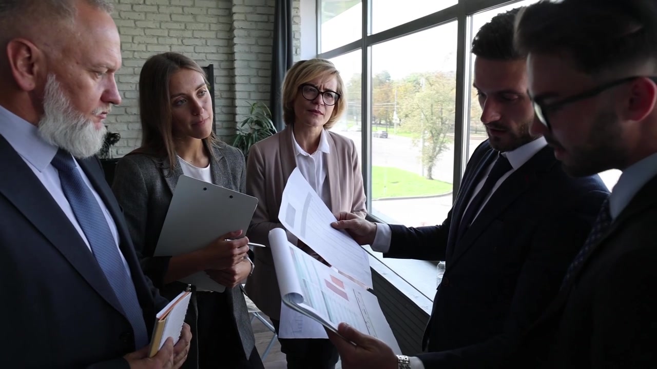 Gruppo di professionisti che discutono in ufficio