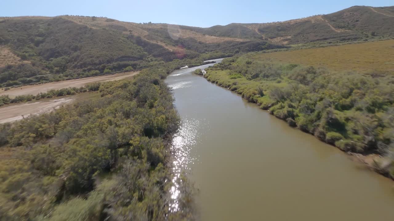 vista aerea a lo largo del rio