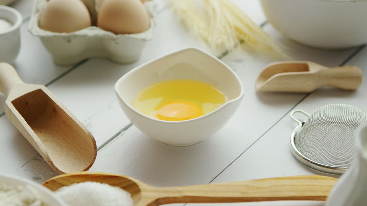 utensilios e ingredientes alrededor del tazón con yema