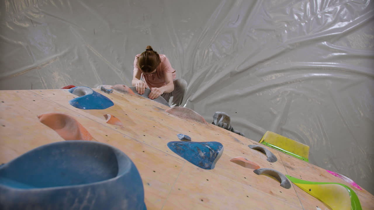 체육관에서 볼더링을 하는 소년