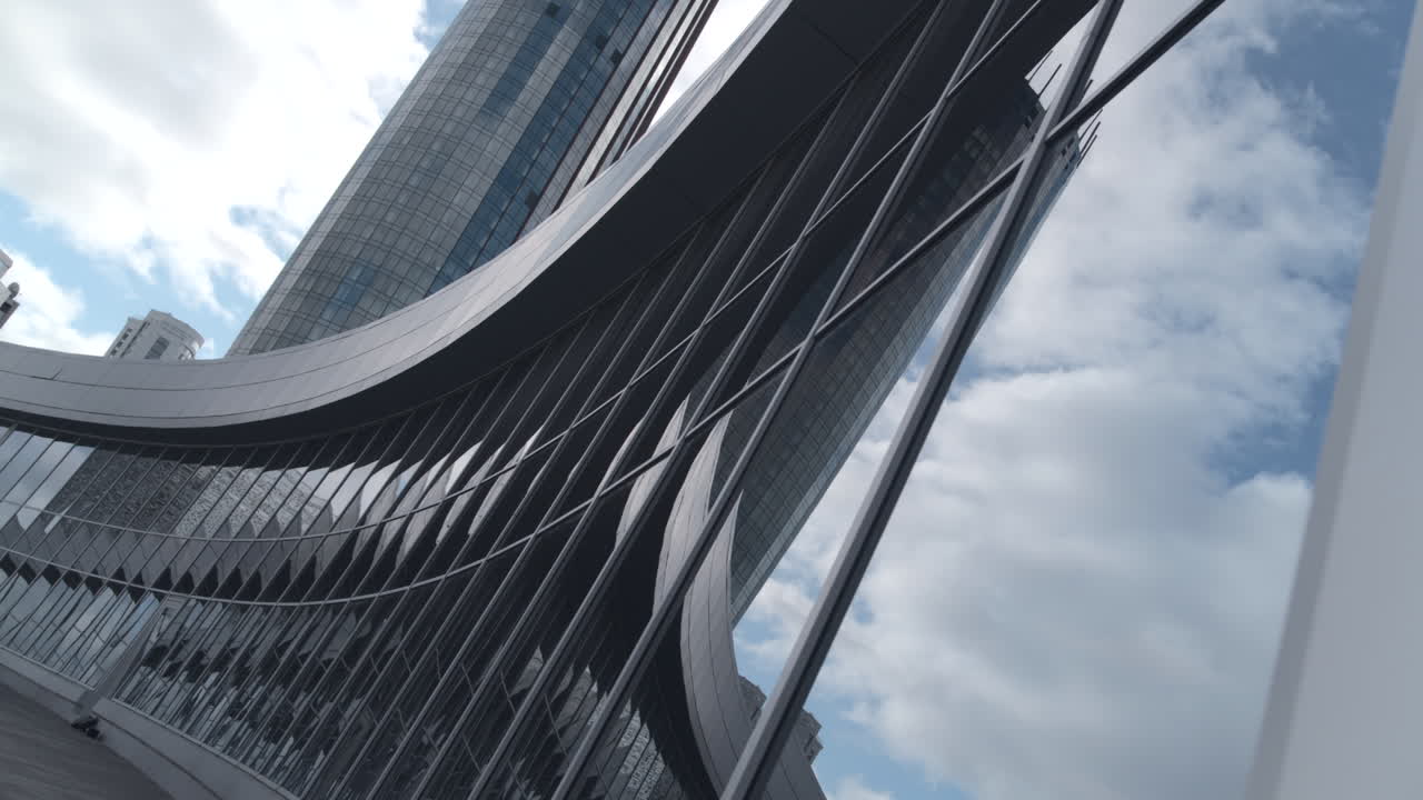 arquitectura moderna con reflejos