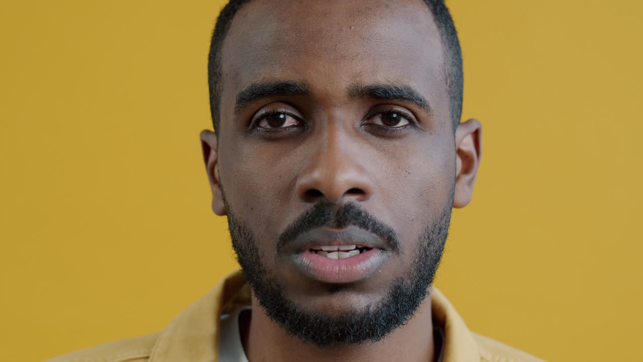 retrato en primer plano de un hombre con una expresión seria