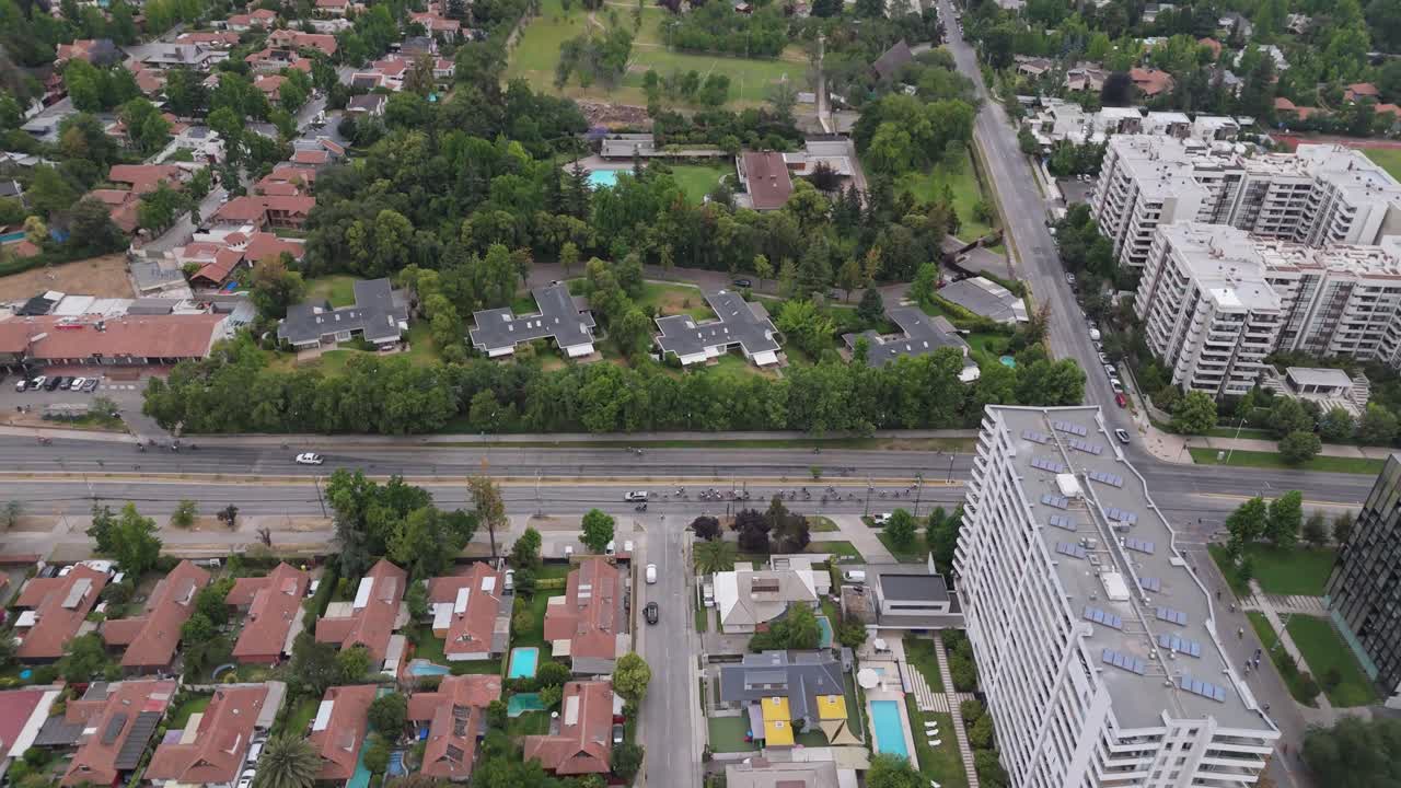 pasando en bicicleta por casas y vegetación urbana, lo barnechea, chile