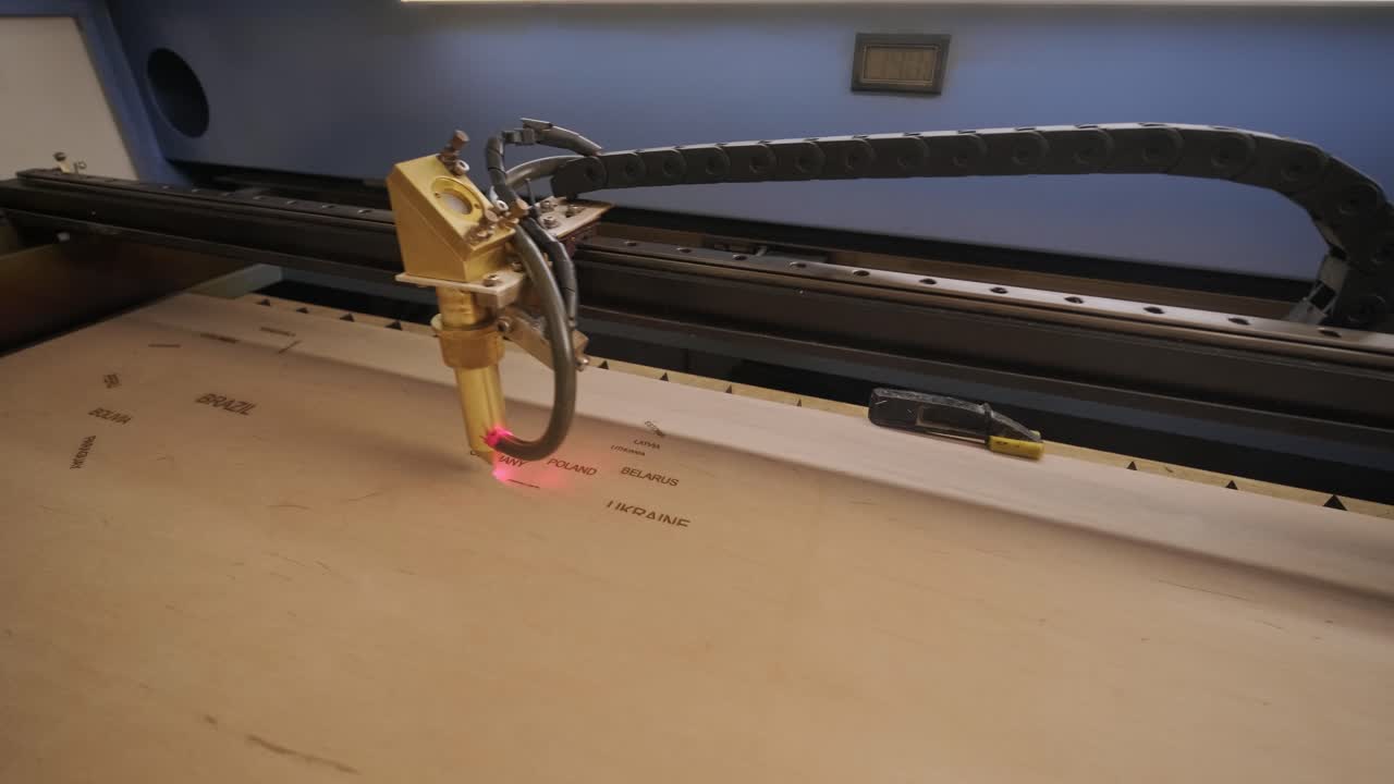 la máquina de corte por láser cnc corta el mapa del mundo en tabla de madera y contrachapado