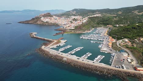 Castelsardo-Hafen-Und-Befestigte-Stadt-In-Sardinien,-Italien---4k-Drohne-Luftkreisen