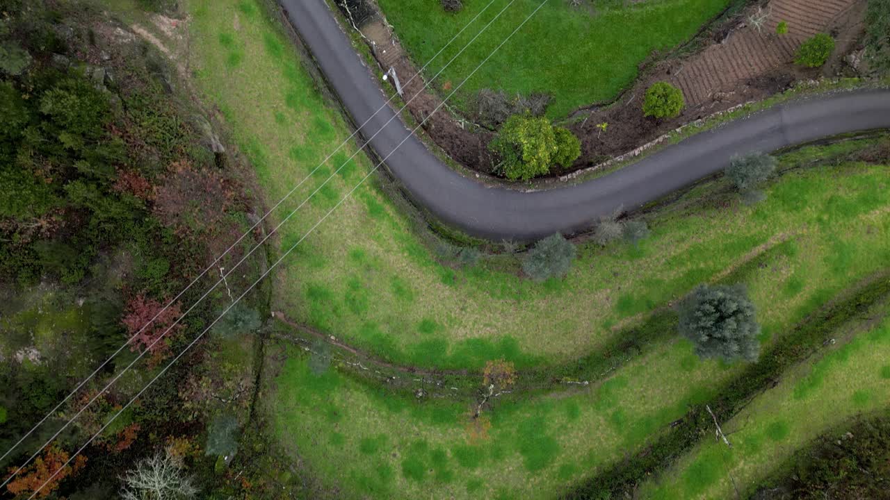 vista desde arriba a lo largo de exuberantes campos de cultivo en el asentamiento rural de peneda-gerês, portugal