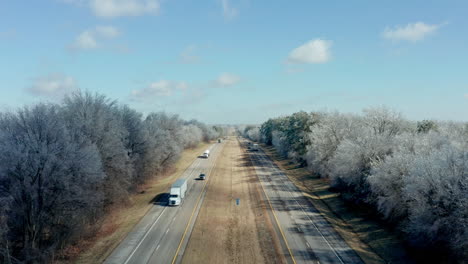 Langsam-Steigende-Antenne-über-Ländliche-Strecke-Der-Autobahn-Im-Winter,-4k