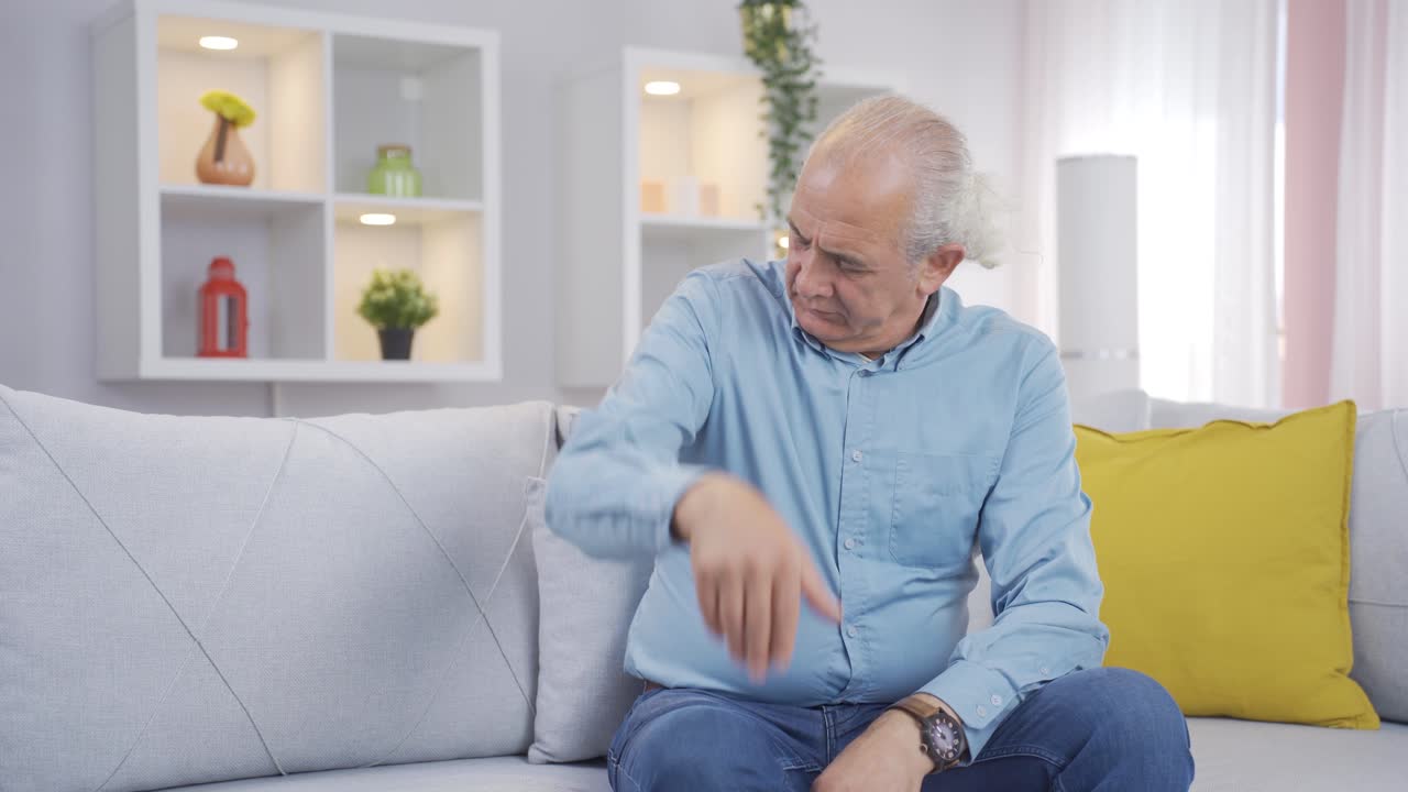 L'anziano sudato che emana un cattivo odore e risulta sgradevole