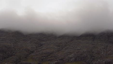 mirando hacia las montañas nubladas cubiertas de nubes bajas