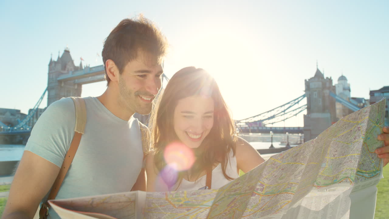 viaje, vacaciones y pareja con mapa para la dirección