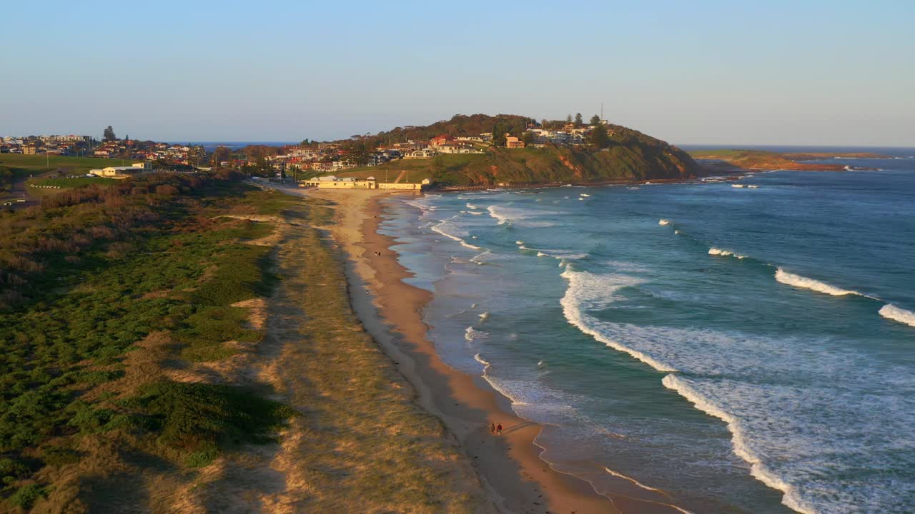 вид с воздуха на пенистые морские волны на пляже фишерманс в воллонгонге на закате, штат северная швеция, австралия