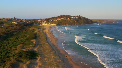 vista aérea de las espumosas olas del mar en la playa de pescadores en wollongong al atardecer, nsw, australia