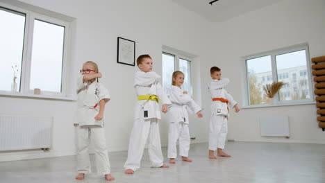 Niños-Con-Kimono-Blanco-En-Clase-De-Artes-Marciales.