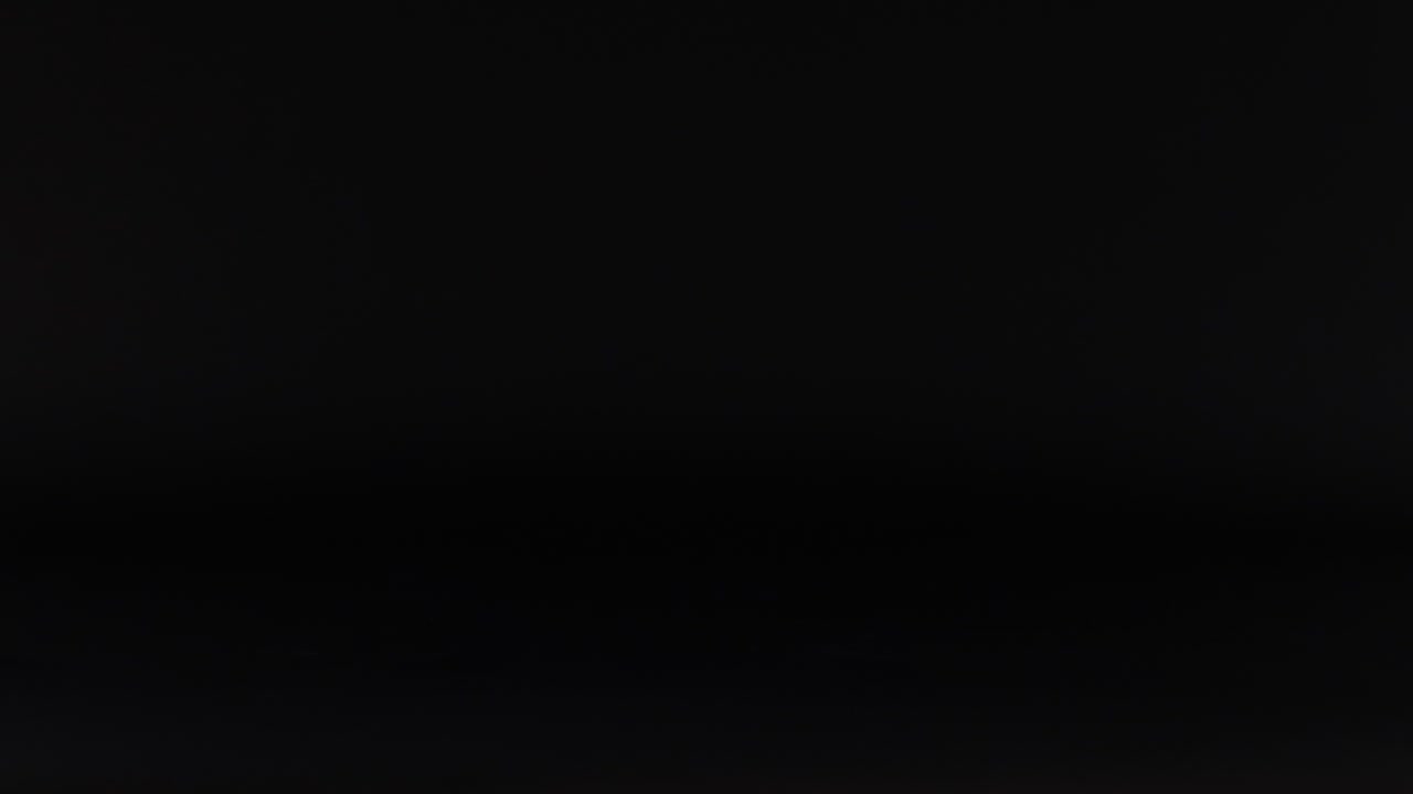 bolas de tenis moviéndose contra un fondo oscuro