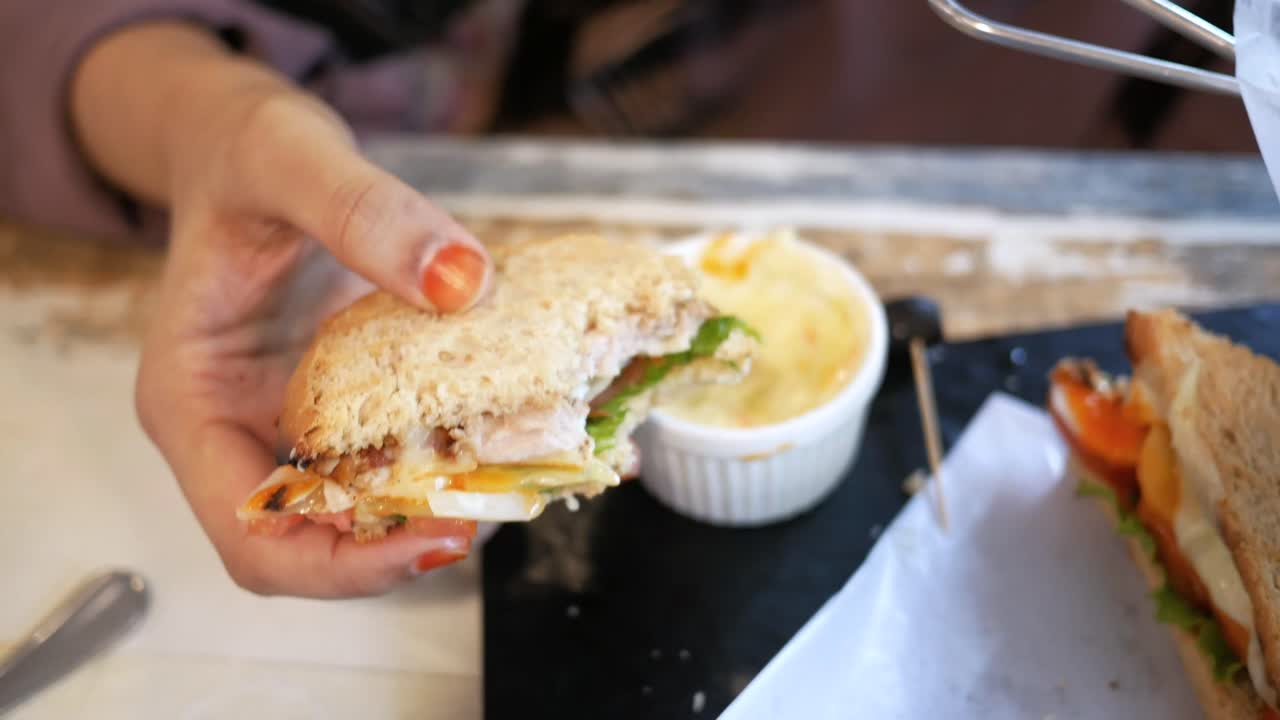 persona comiendo un sándwich