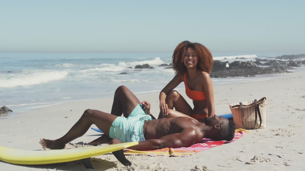 pareja afroamericana disfrutando en la playa