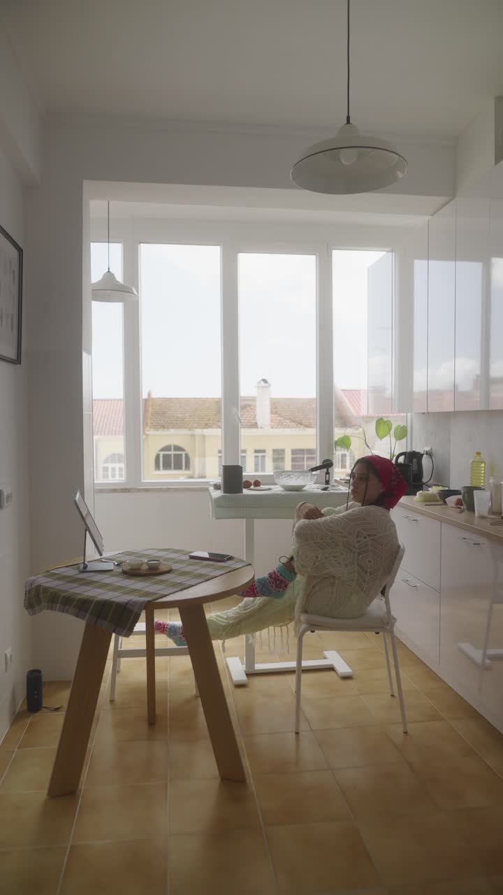 Frau arbeitet im Homeoffice in der Küche