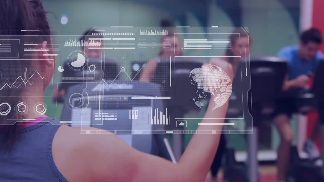 animación de procesamiento de datos sobre instructora caucásica y personas que usan bicicletas estacionarias