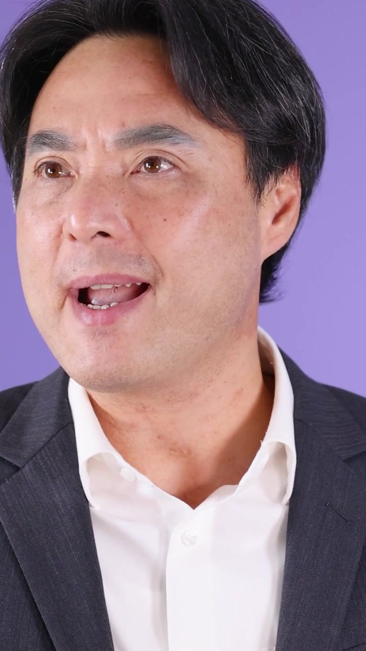 정장을 입은 아시아인 사업가가 분노와 좌절감을 표현하는 세로 클로즈업.