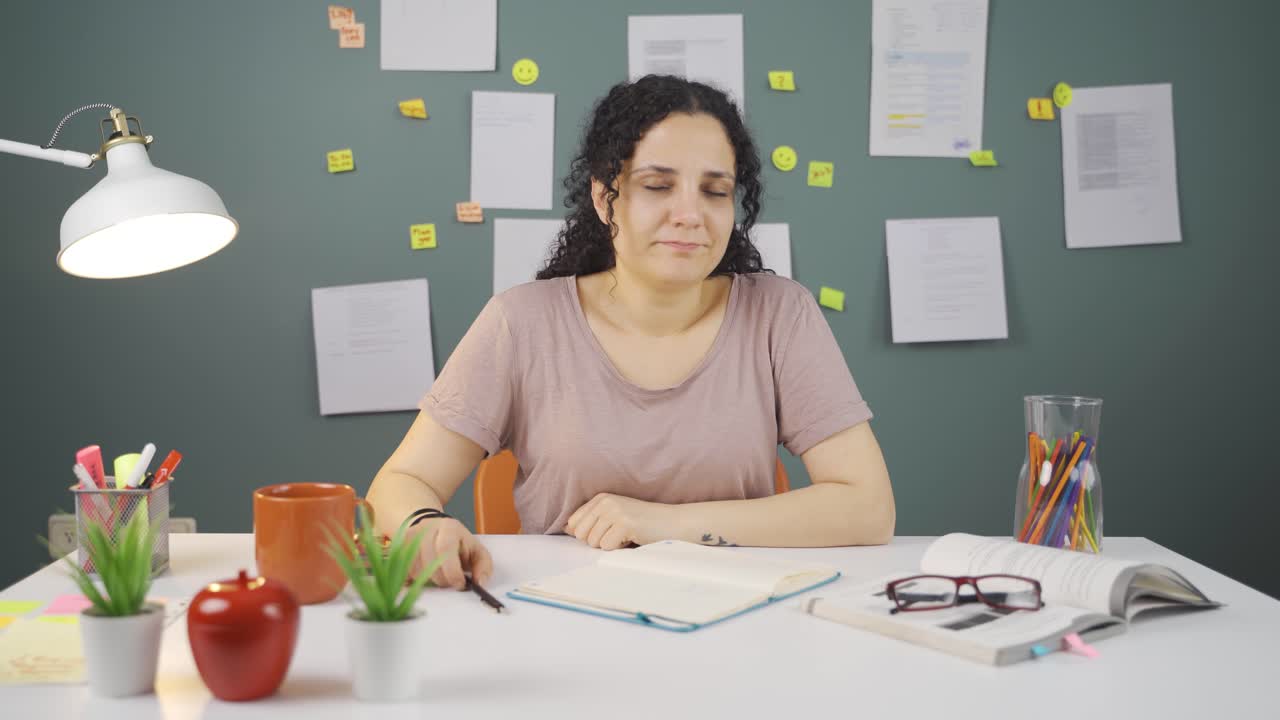 una estudiante que llora infeliz.