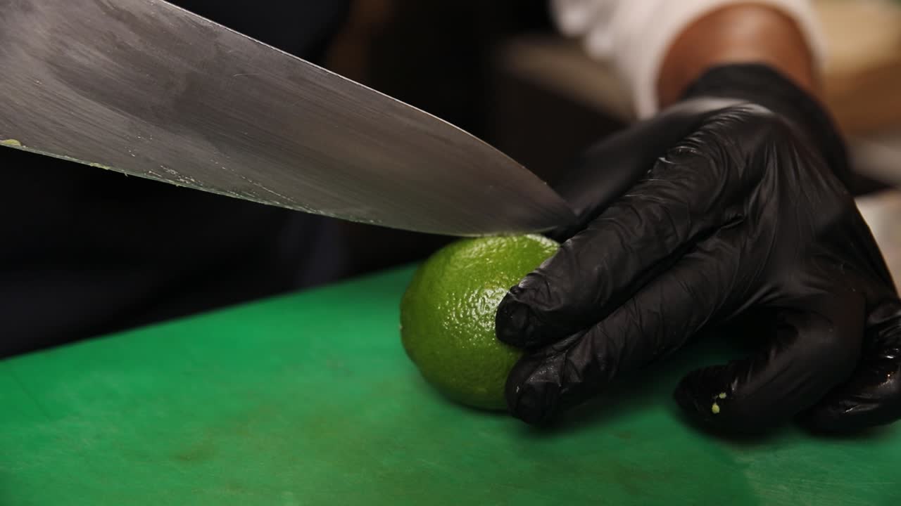 el chef cortando una lima.