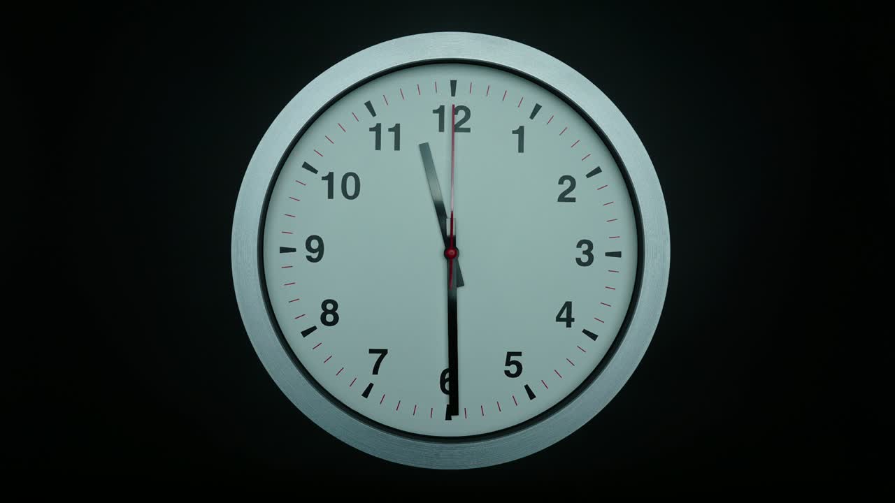 el reloj de pared blanco muestra la hora a las 12 horas.