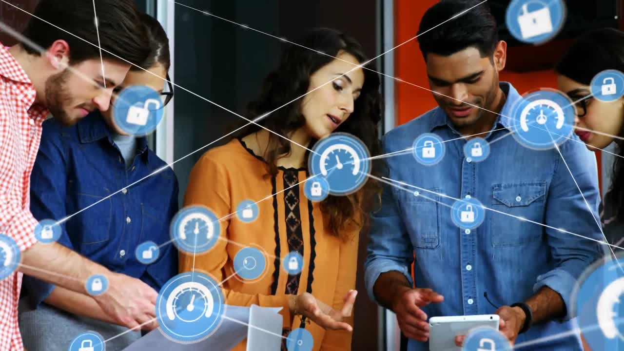 animación de una red de iconos digitales sobre un equipo de diversos colegas discutiendo juntos en la oficina