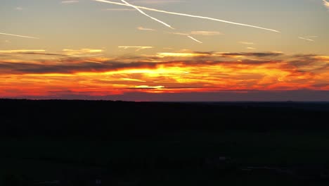 Dramatische-Skyline,-Die-Wütend-über-Dem-Von-Dunkelheit-Bedeckten-Boden-Aussieht