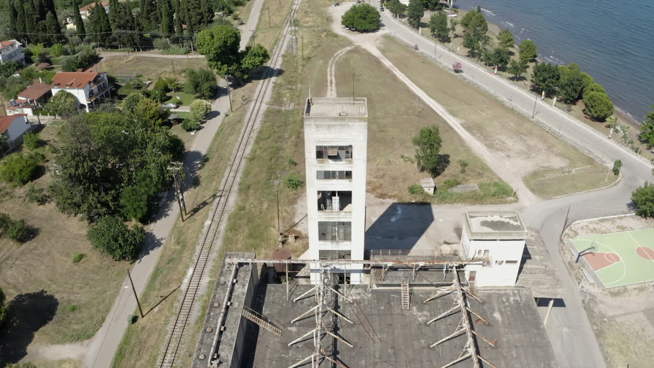 그리스 의 해안 에 있는 아기아 마리나 에 있는 오래된, 사용 되지 않는 창고