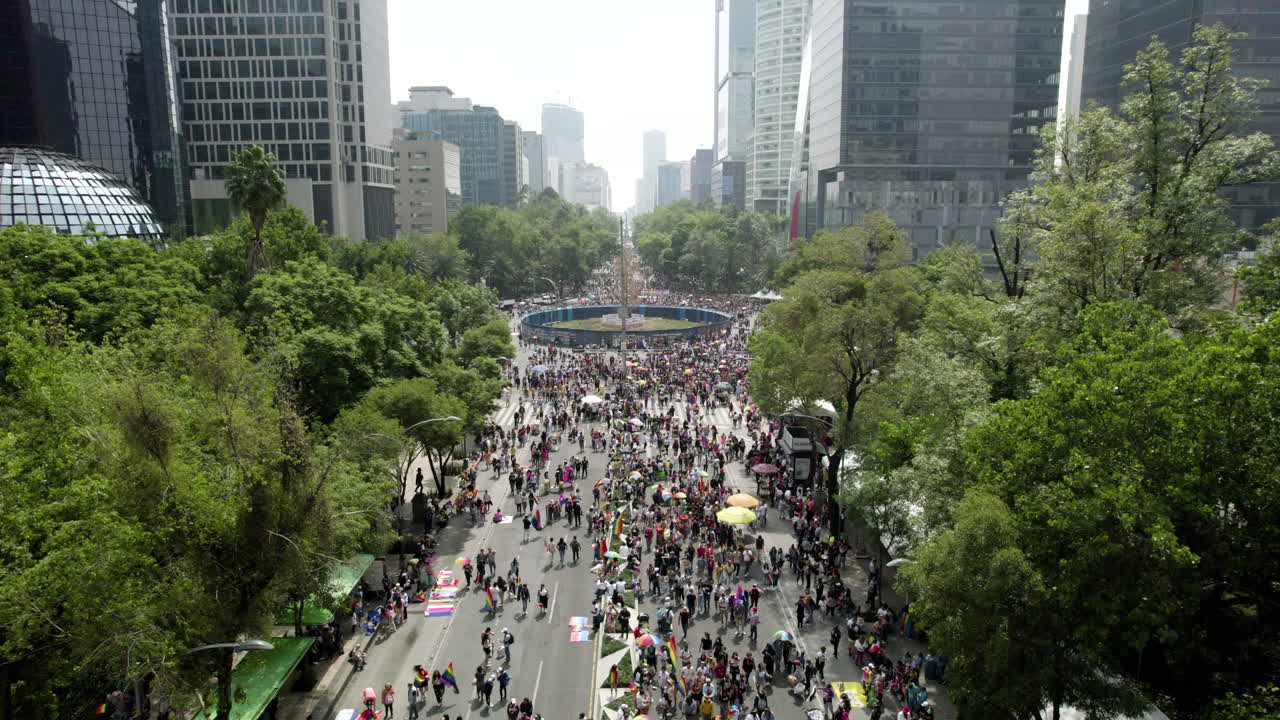 disparo de drones de personas durante el desfile del orgullo en la rotonda en la ciudad de méxico