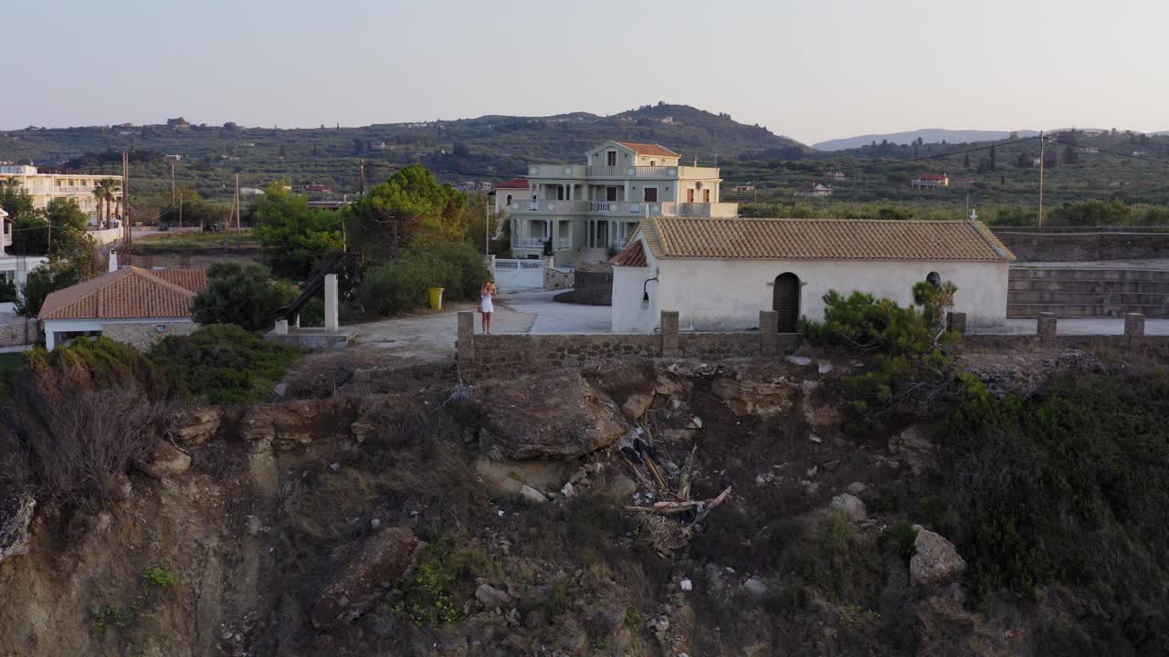 이국적인 절벽에서 사진을 찍는 여자