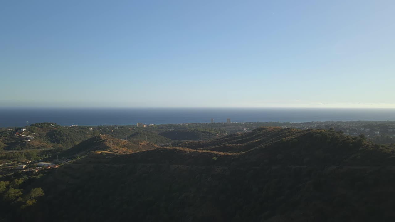 drone volando a través de los árboles y revelando el paisaje