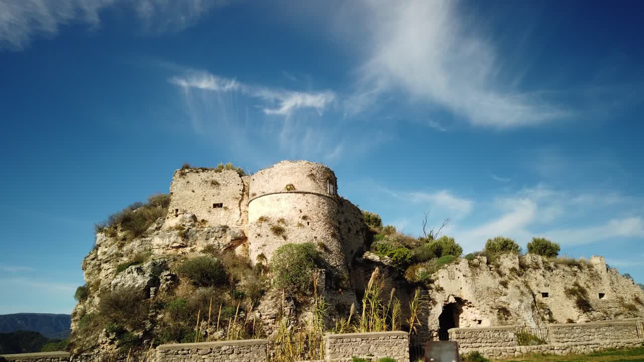 역사적인 방어 성의 실루
